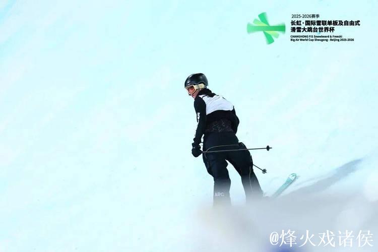 滑雪大跳台世界杯北京站：刘梦婷与韩林杉成功晋级决赛